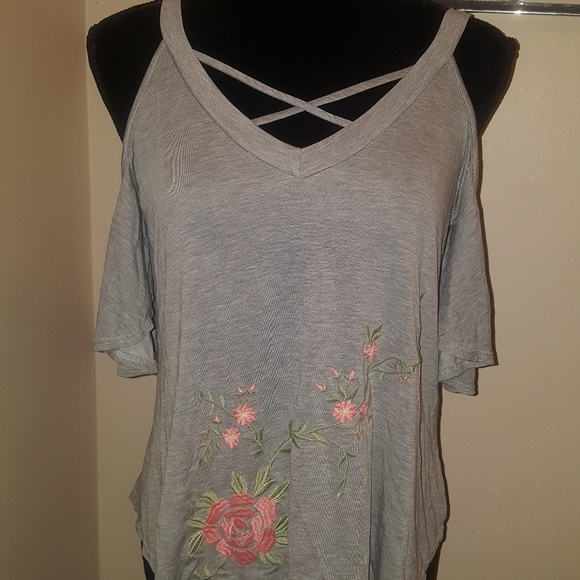 Alya Tops - 🍒5 for $20Alya gray cold shoulder top. Size small